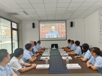 Руководство компании Shunda Air Conditioning Group вместе наблюдает за церемонией военного парада и черпает вдохновение